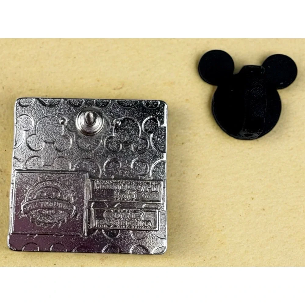 THE LITTLE MERMAID URSULA MOUTHS OF VILLAINS Disney Character Pin Hidden Mickey